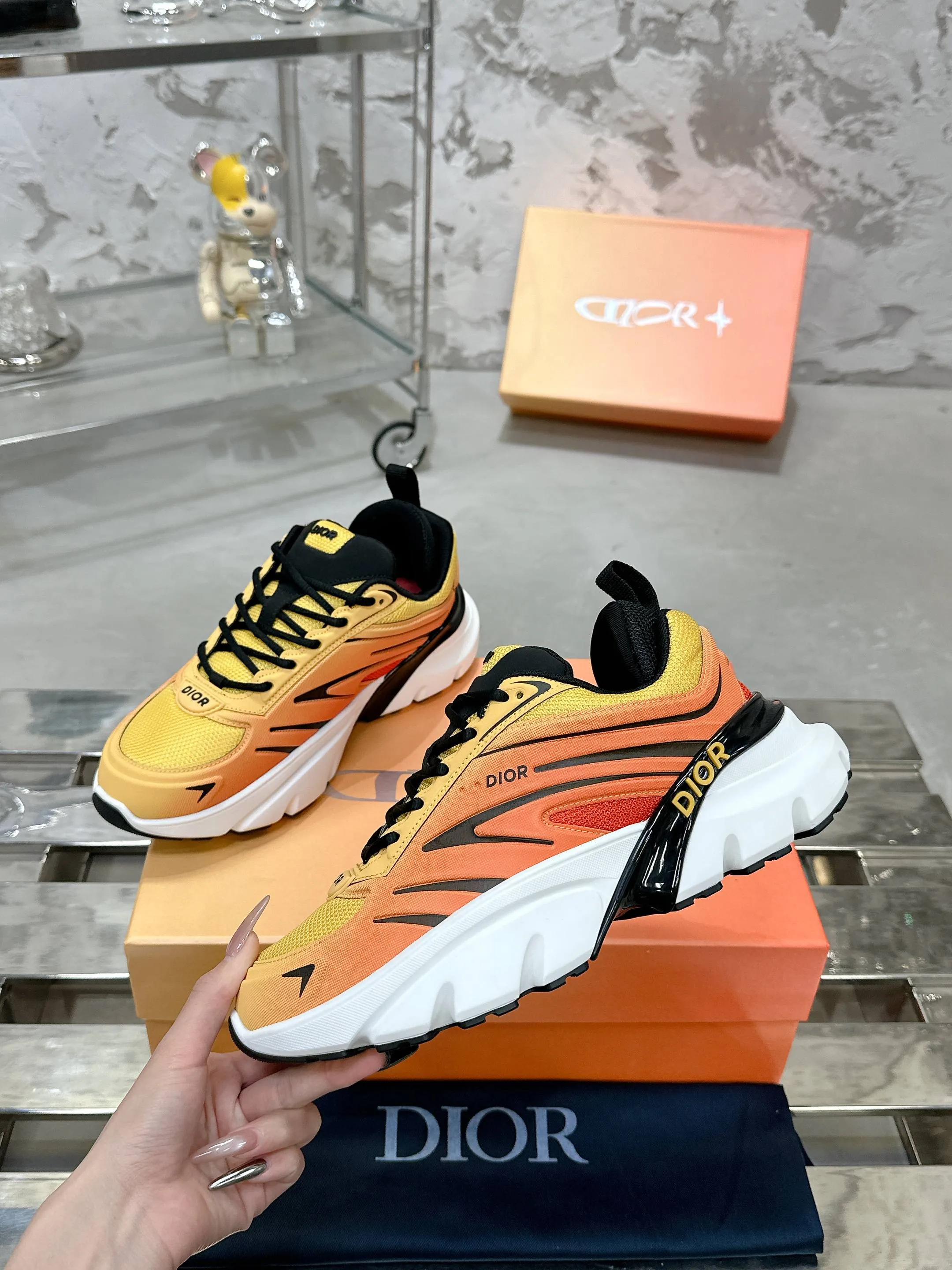 Factory price 760💰 Top version! ! ! Dior Dior's latest B44 Blade series, couple style, casual, thick-soled sneakers, running shoes, purchased from the original, developed and manufactured. This B44 Blade sneaker comes from the DIOR AND LEWIS HAMILTON exclusive limited series. It adopts a full silhouette design, eye-catching and fashionable, and is inspired by the 2000s. Crafted from gradient blue mesh with tonal technical panels, the sole is finished with a contrasting Blade panel that pays homage to the sport of running. DIOR AND LEWIS HAMILTON signature charms hang from the eyelets, while the Dior signature adorns the upper, heel and sides. Paired with black shoelaces, it is more refined, and the padded support design on the back highlights the sports aesthetic style, which can add modern style to all kinds of casual looks. Exquisite packaging at the delivery counter🛍📦 ▪️ Fabric: Original imported first-layer cowhide ▪️ Lining: Original imported breathable mesh ▪️ Sole: Original open-molded non-slip rubber material ▪️ Bottom thickness: 5.5CM ▪️ Size: Women's 35-40 / Men's 39-46
